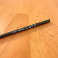 LÁPIS PRETO THE FOUR